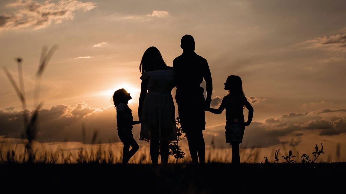 Fotografía familia de la mano