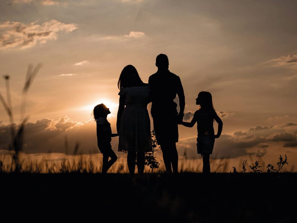 Fotografía familia de la mano
